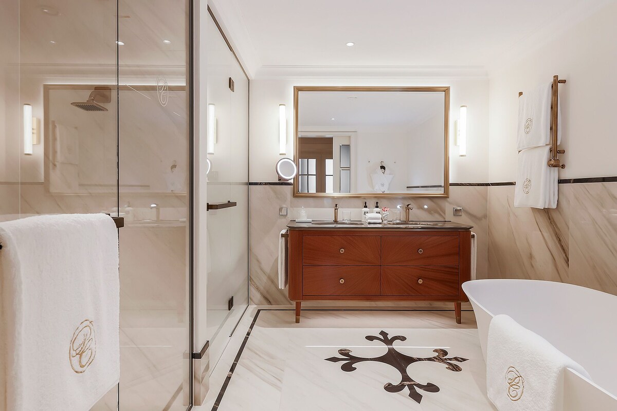 Palais Junior Suite Garden View | Bathroom | Combined shower/tub, designer toiletries, hair dryer, bathrobes