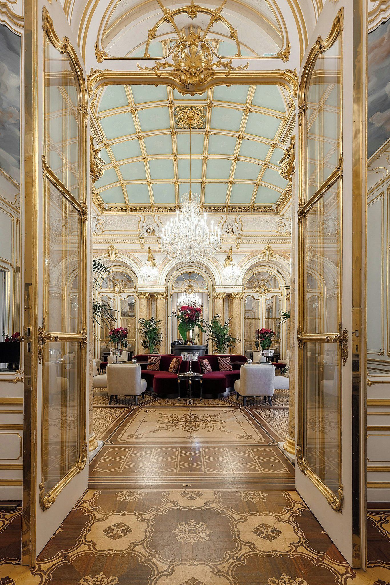 Une pièce somptueuse, ornée d’un magnifique lustre, d’un plafond richement décoré et de meubles luxueux.