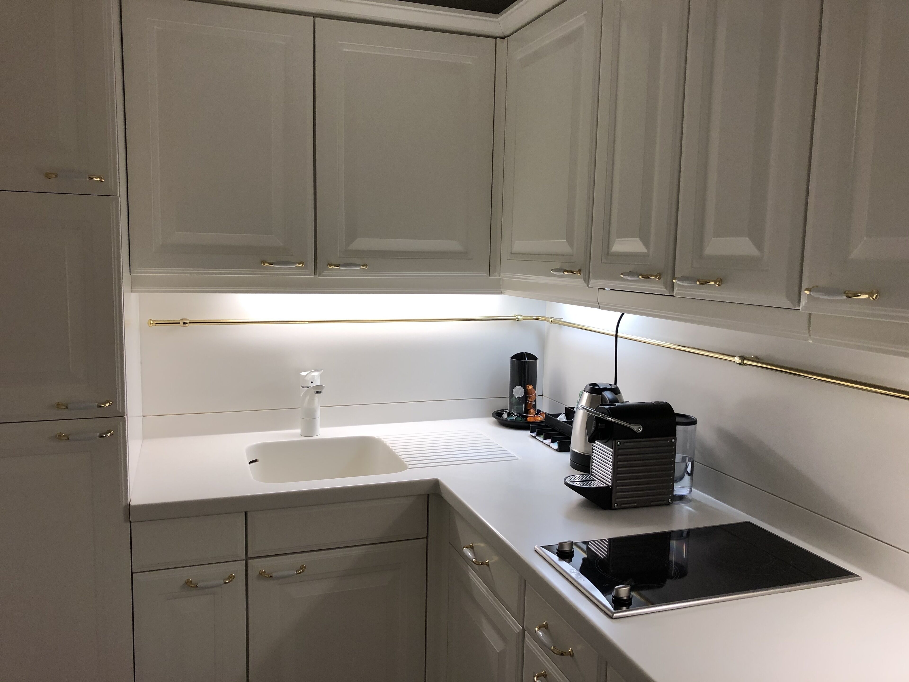 coburg suite | private kitchen | fridge, microwave, stovetop, dishwasher