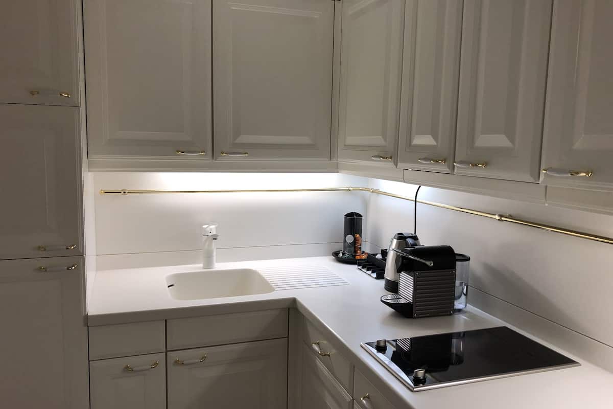 coburg suite | private kitchen | fridge, microwave, stovetop, dishwasher