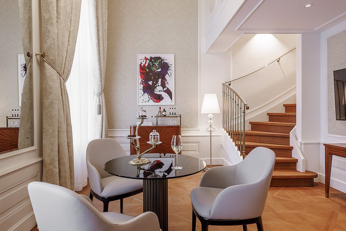Palais Gallery Suite Garden View | Living area | TV