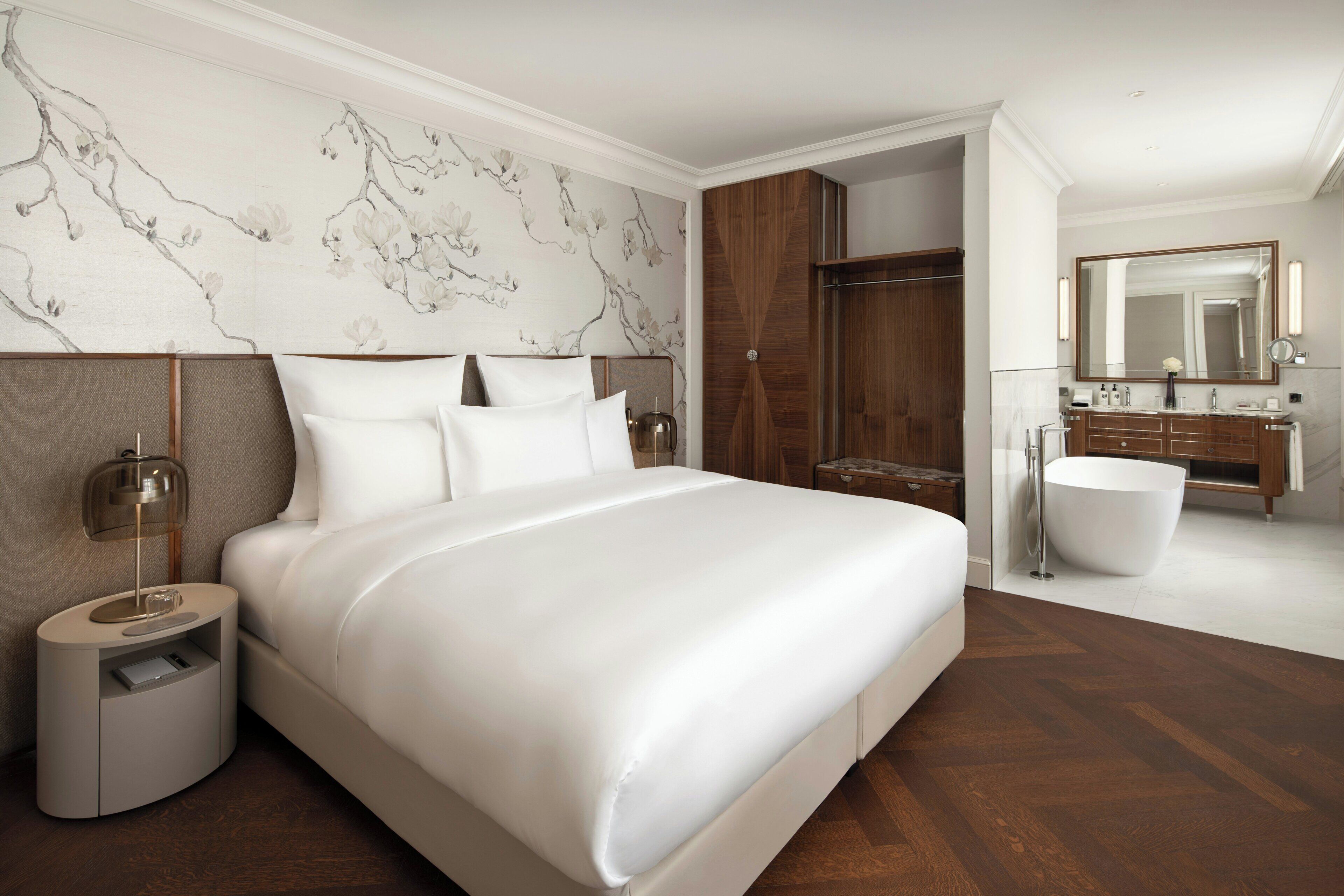 Suite (Residenz) | Free minibar, in-room safe, individually decorated
