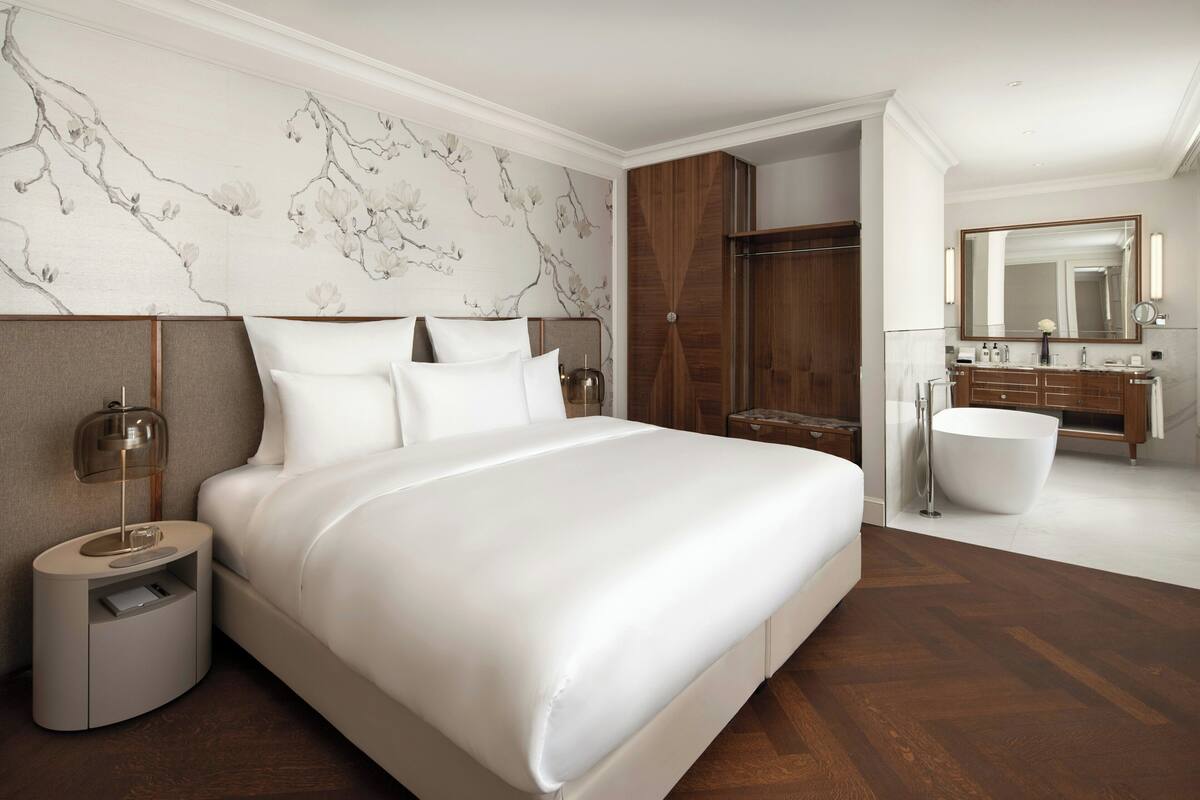 Deluxe Suite, City View | Minibar (free items), in-room safe, desk, laptop workspace