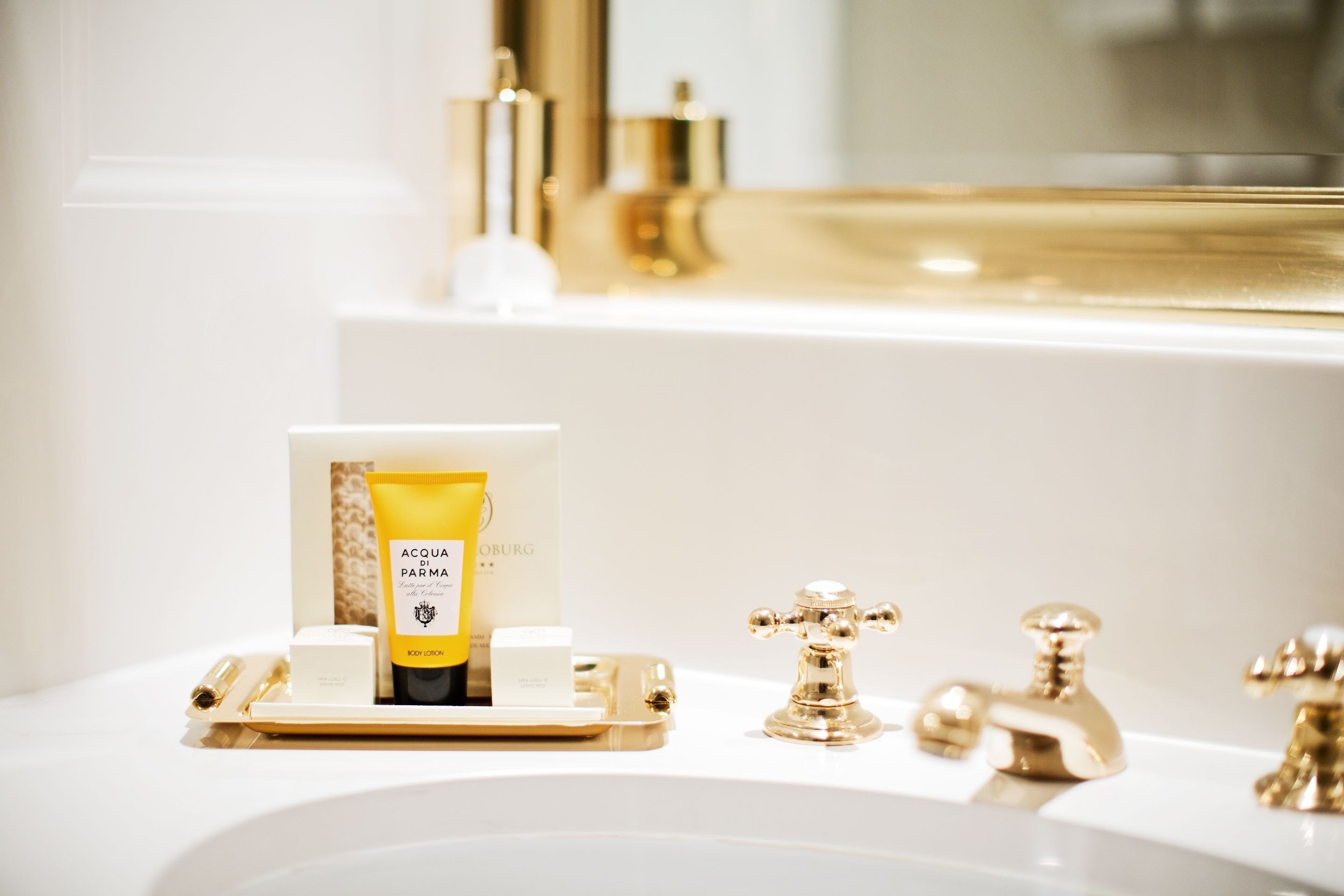 Suite (Residenz) | Bathroom | Combined shower/tub, designer toiletries, hair dryer, bathrobes