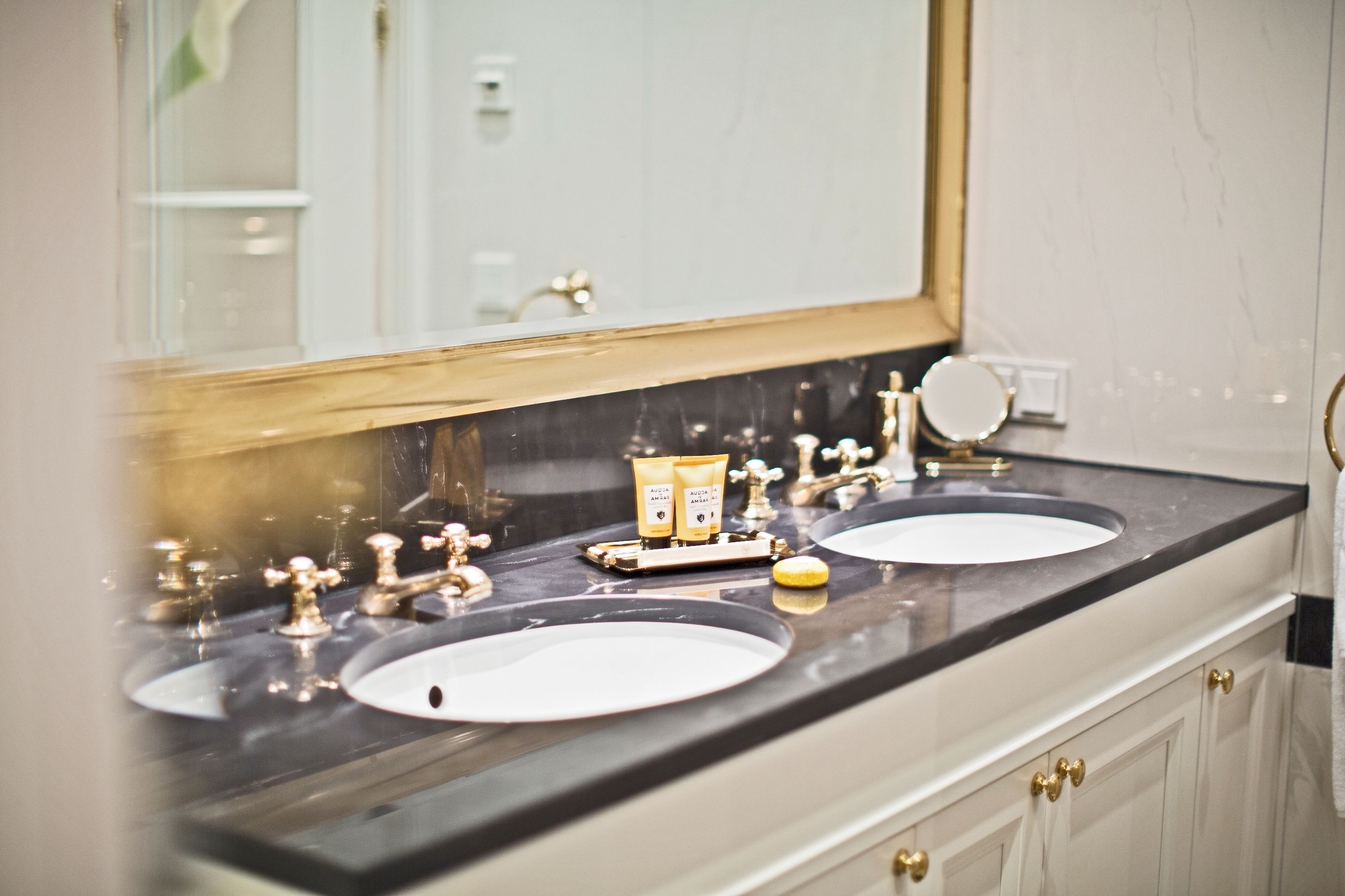 suite (palais) | bathroom | combined shower/bathtub, designer toiletries, hair dryer, dressing gowns