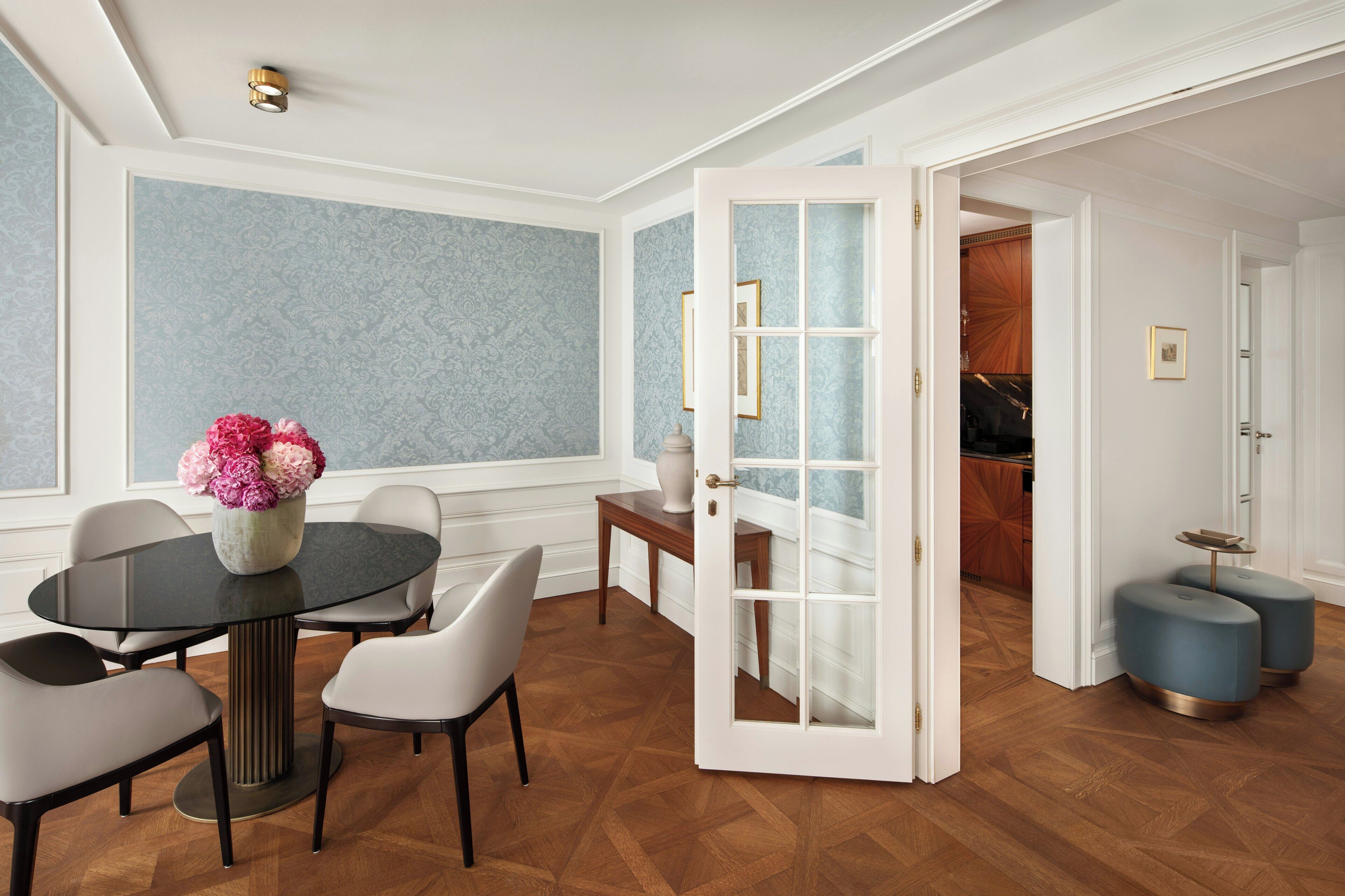 Deluxe Suite, City View (Gallery) | In-room dining