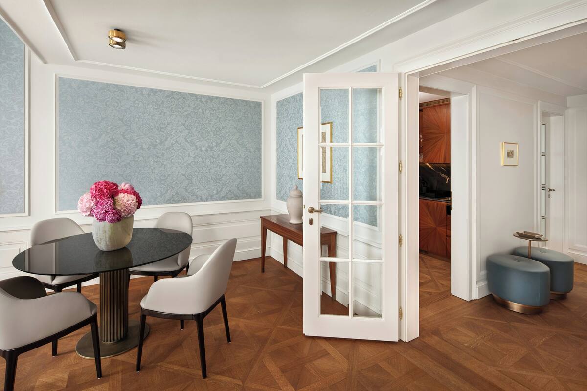 Deluxe Suite, City View (Gallery) | In-room dining