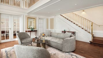 Alloggio su due livelli, 2 camere da letto (Imperial Suite) | Area soggiorno | TV