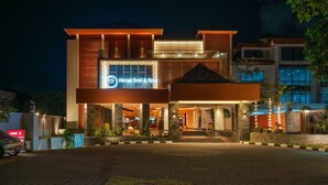 Um hotel moderno com uma placa de destaque que diz 'Hotel Bali & Spa'.