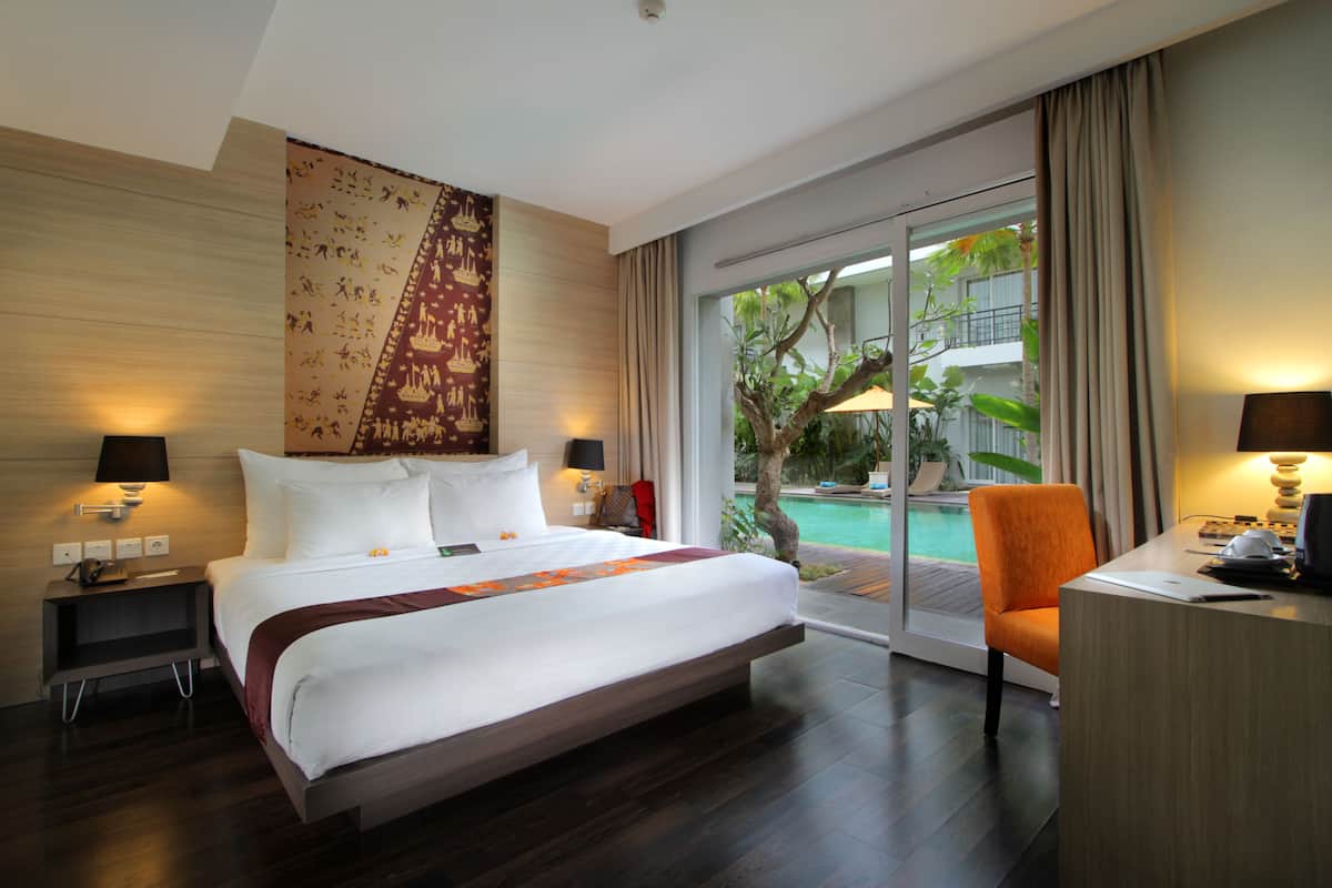 Deluxe Pool Terrace | Minibar, brankas, meja kerja, dan ruang kerja ramah laptop