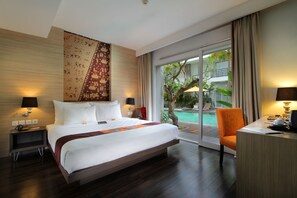 Deluxe Pool Terrace | Minibar, brankas, meja kerja, dan ruang kerja ramah laptop
