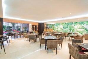 Breakfast, lunch, dinner served; international cuisine  - b Hotel Bali & Spa (Denpasar)