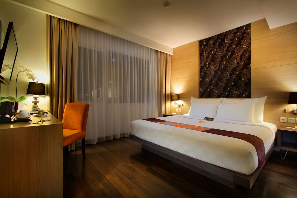Kamar Deluks | Minibar, brankas, meja kerja, dan ruang kerja ramah laptop