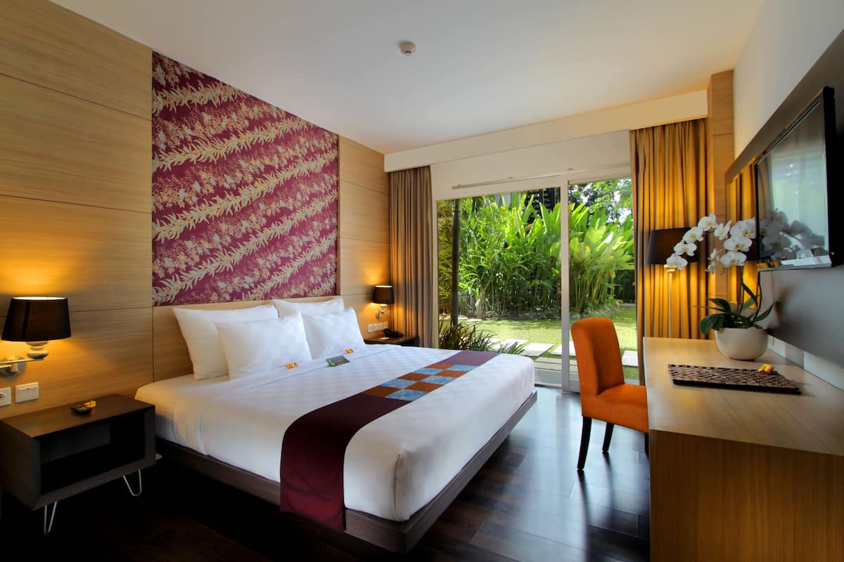 Deluxe Garden Terrace | Minibar, brankas, meja kerja, dan ruang kerja ramah laptop