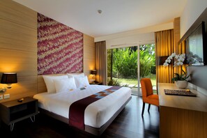 Deluxe Garden Terrace | Minibar, in-room safe, desk, laptop workspace - b Hotel Bali & Spa (Denpasar)