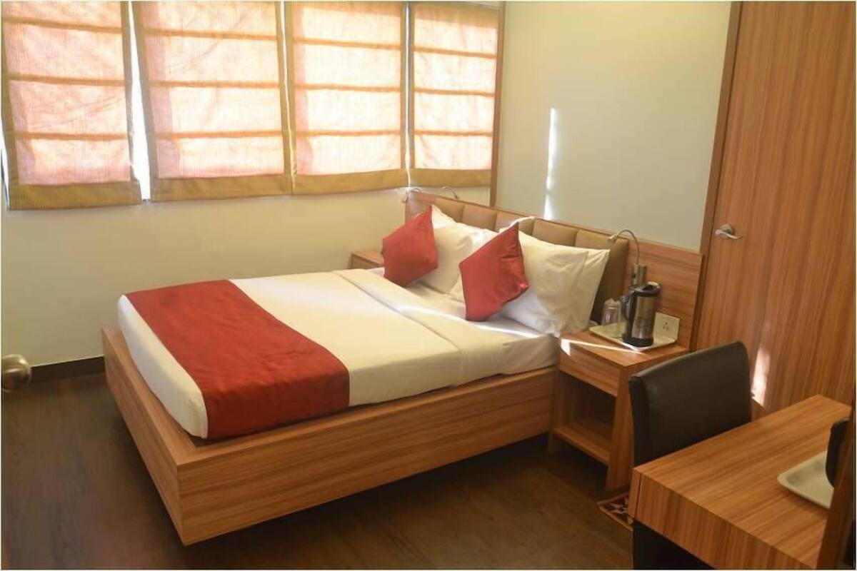 Habitación Deluxe | Caja de seguridad en la habitación y escritorio