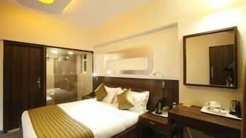 Club Room | In-room safe, individually decorated, individually furnished, desk