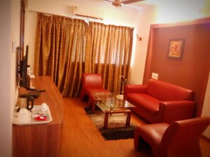 In-room safe, individually decorated, individually furnished, desk - Hotel Plaza (Mumbai)