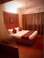 Deluxe Room | In-room safe, individually decorated, individually furnished, desk