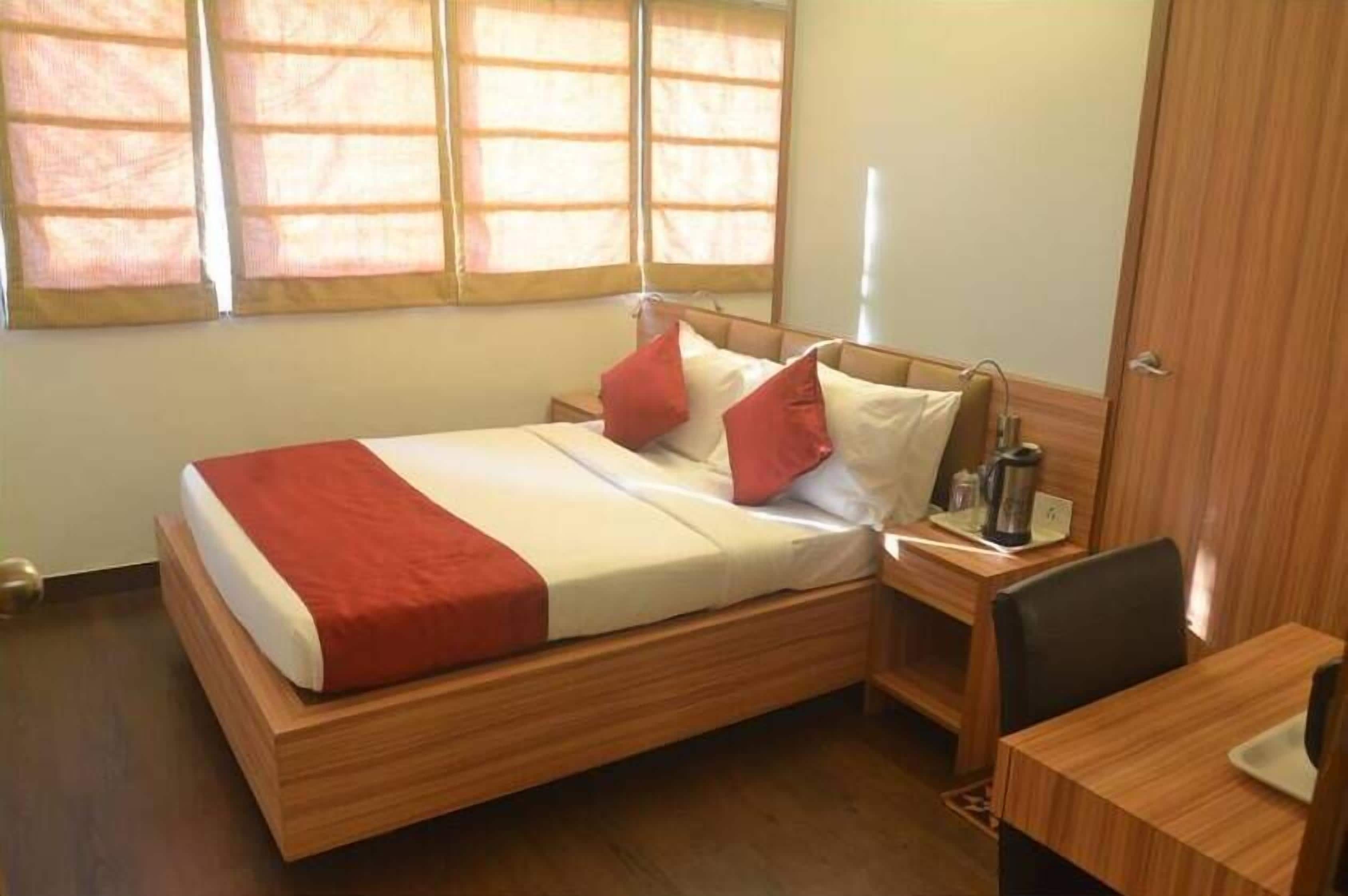 Deluxe Room | In-room safe, desk, iron/ironing board (on request), free WiFi