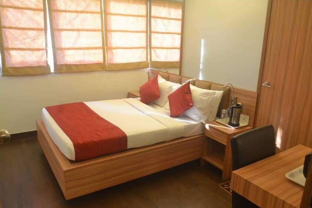 Deluxe Room | In-room safe, desk, iron/ironing board (on request), free WiFi