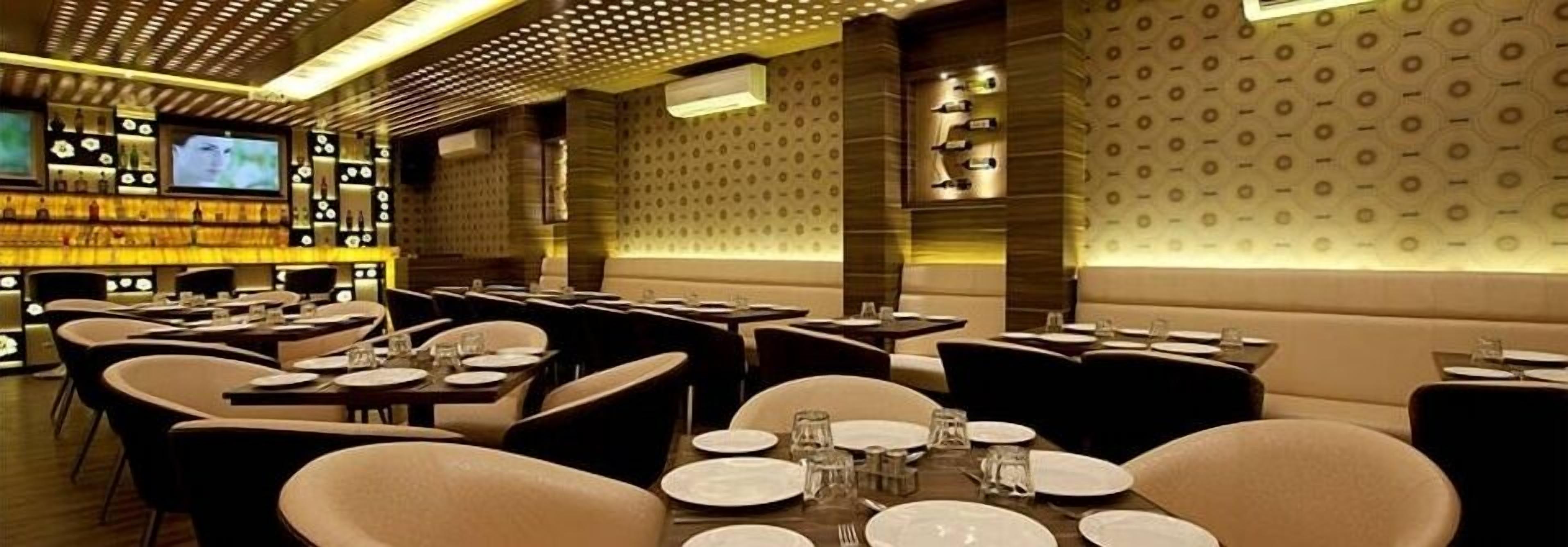 Lunch, dinner served; international cuisine, alfresco dining 