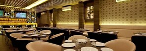 Melayani makan siang dan makan malam dengan santap malam alfresco 