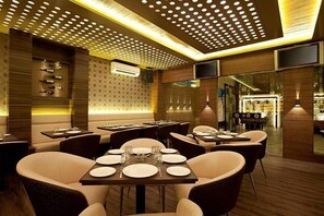 Lunch, dinner served; international cuisine, al fresco dining  - Hotel Plaza (Mumbai)