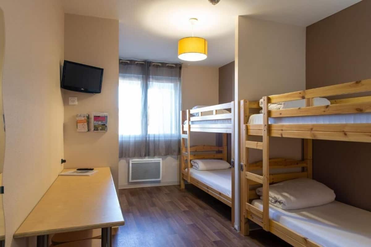 Escritorio, cortinas blackout, insonorización y cunas gratuitas
