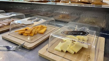 Daily continental breakfast (EUR 7.10 per person)