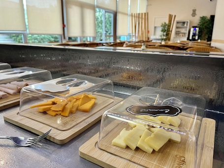 Café da manhã continental diário (EUR 7.10 por pessoa)