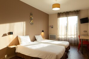 Desk, blackout drapes, soundproofing, free cribs/infant beds - Auberge de jeunesse HI Bordeaux-Blanquefort (Ex Otellia) (Blanquefort)