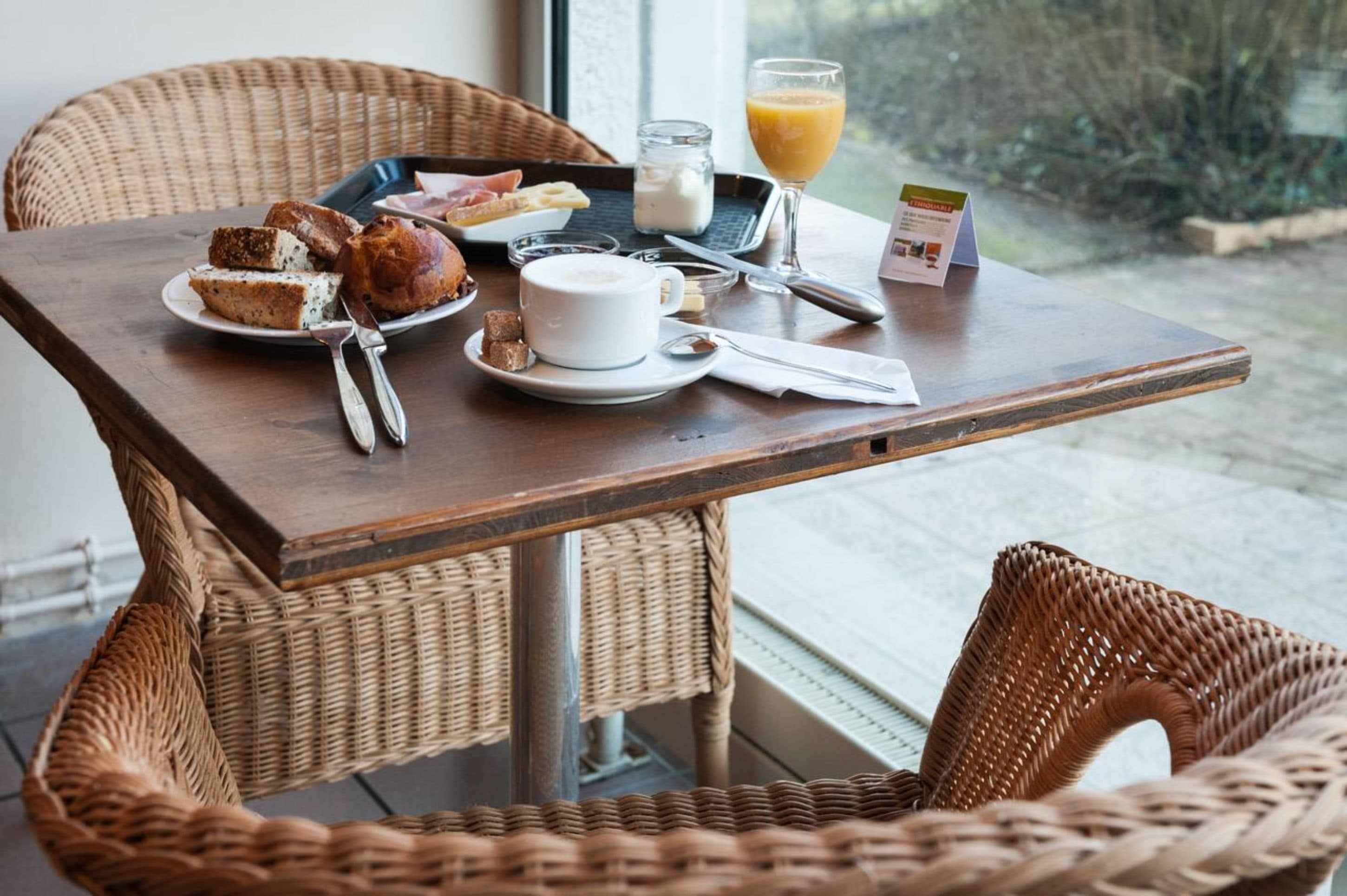 Daily continental breakfast (EUR 7.10 per person)