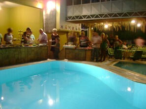 Outdoor pool, pool umbrellas, sun loungers - Kleopatra Carina Hotel (Alanya)