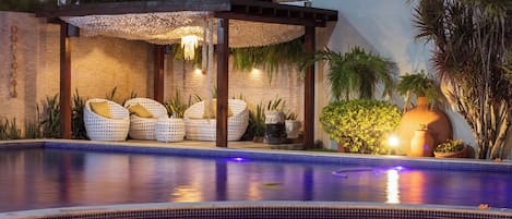 Piscine extérieure, parasols, chaises longues