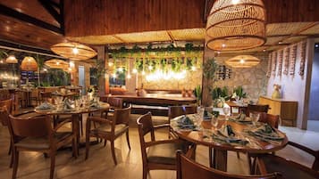 Breakfast, lunch, dinner served; Regional cuisine, beach views