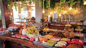 Un bufé con diversas opciones de comida y una estación de café.