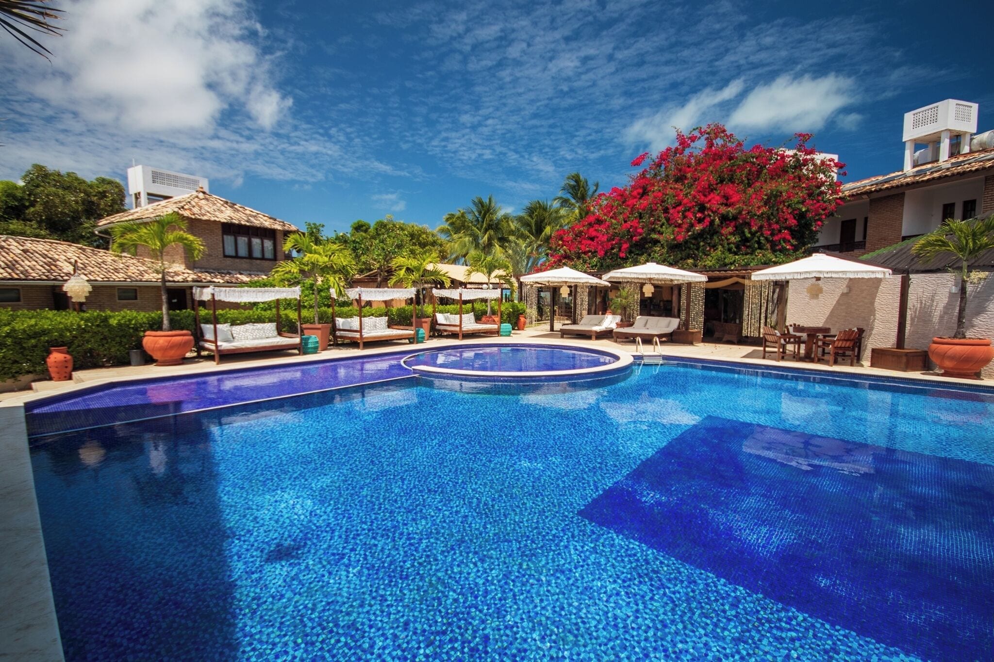 Outdoor pool, pool umbrellas, sun loungers