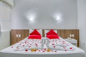 Quarto casal standard, 1 cama de casal | Frigobar, cortinas blackout, quartos à prova de som, Wi-Fi de cortesia