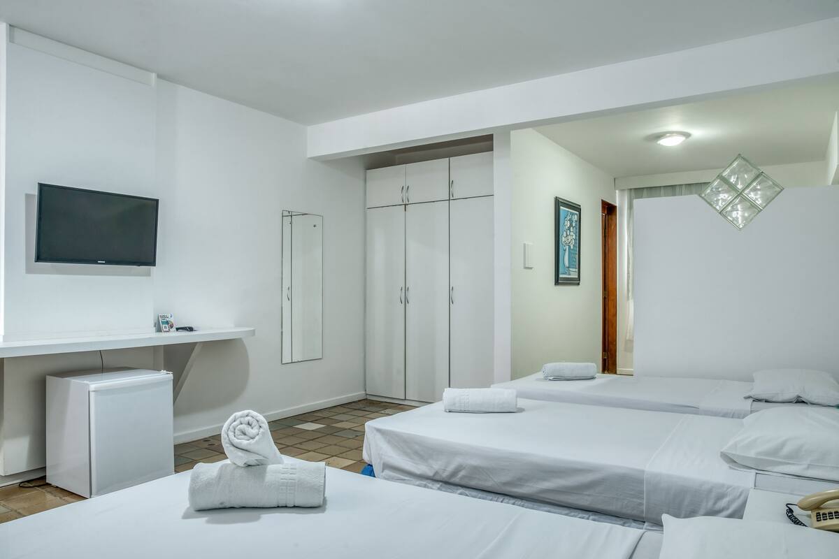 Minibar, cortinas blackout, sistema de insonorización y wifi gratis