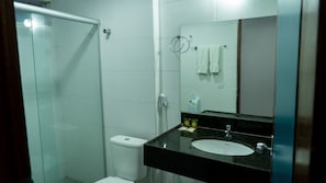 Regadera, amenidades de baño gratuitas, secadora de cabello, toallas