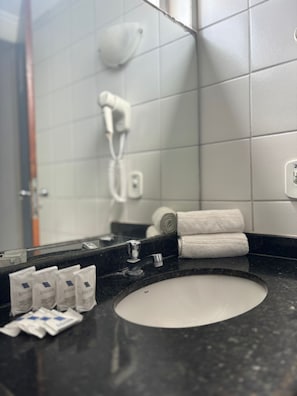 Quarto Casal + 1 Standard | Bathroom | Shower, free toiletries, hair dryer, towels - Praia Hotel Enseada (Maceió)