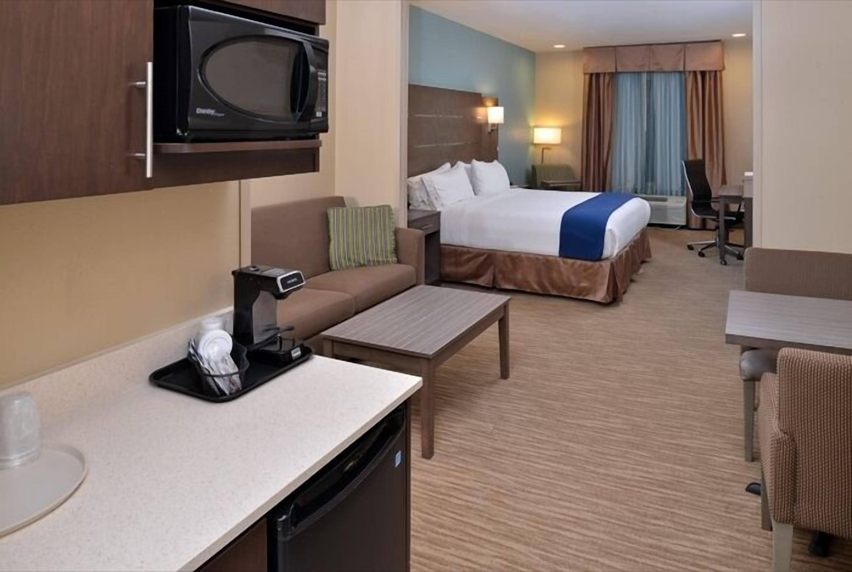 suite, 1 king bed | 1 bedroom, desk, iron/ironing board, free cots/infant beds