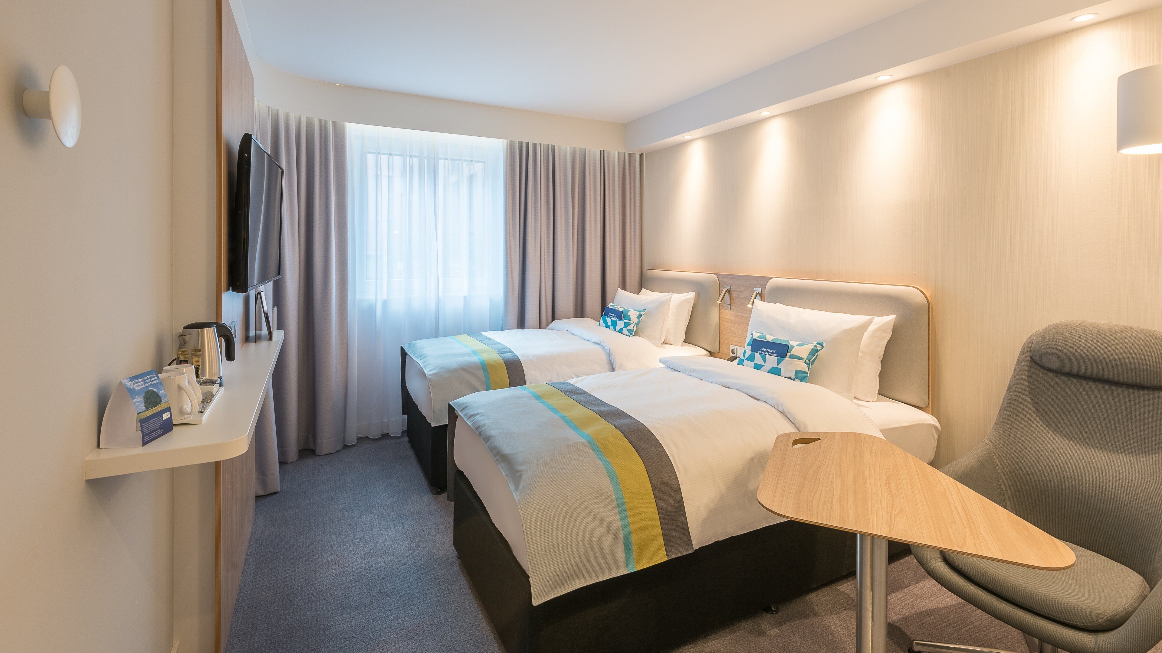 Schreibtisch, Bügeleisen/Bügelbrett, kostenlose Babybetten