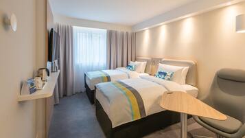 Schreibtisch, BĂŒgeleisen/BĂŒgelbrett, kostenlose Babybetten