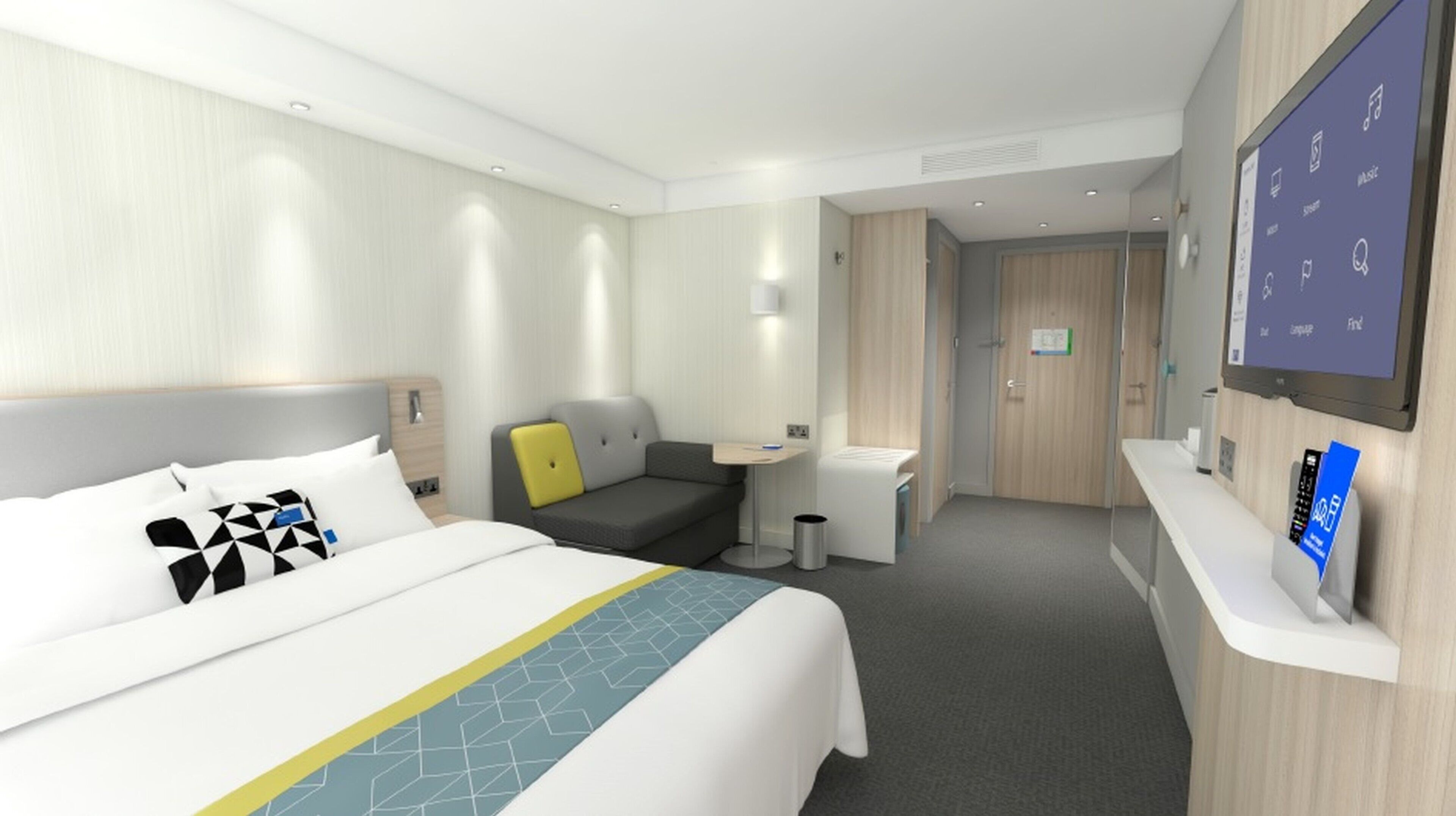 Ein modernes Hotelzimmer mit einem Bett, einem Schreibtisch, einem Sessel, einem kleinen Tisch und einem an der Wand befestigten Fernseher.