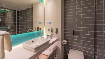 Un baño moderno con un lavamanos grande, una bañera y un inodoro.