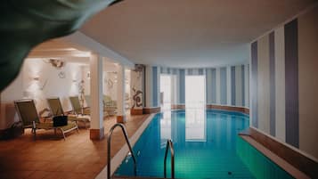 Indoor pool, sun loungers