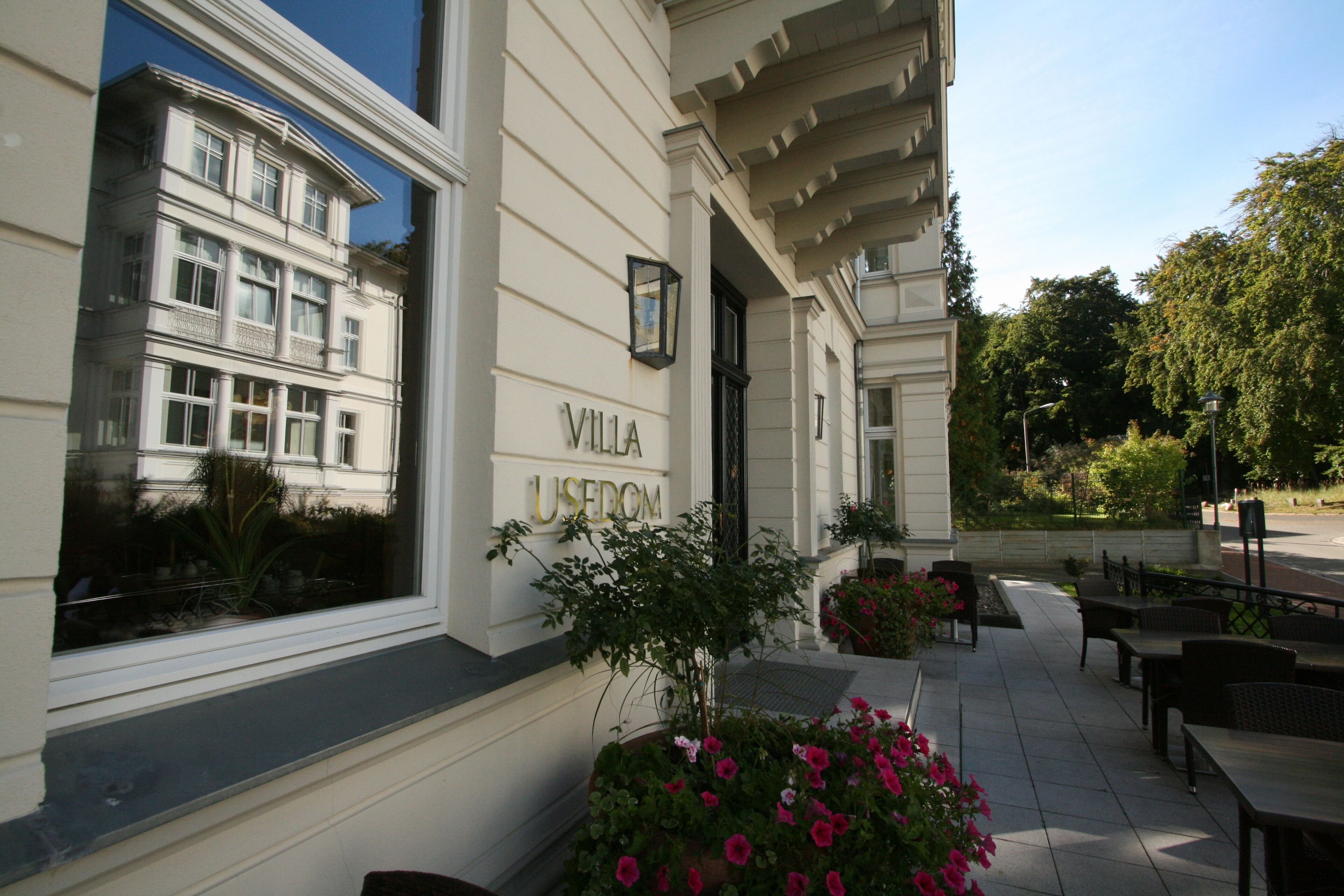 Een gebouw met het bord 'Villa Usedom' op de gevel.