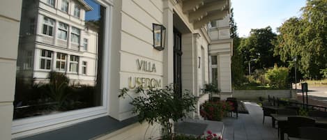 A building with the sign "Villa Usedom" on the facade.